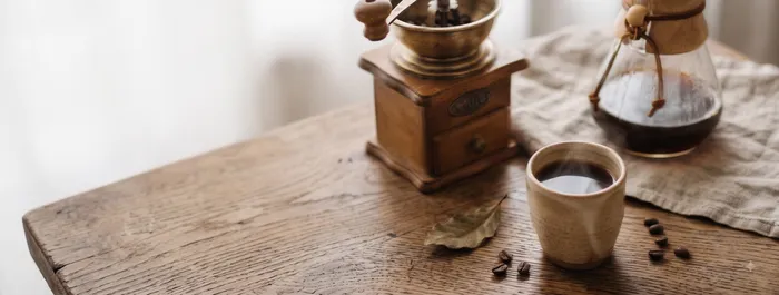 Café de especialidad recién preparado, imagen de portada de Guía Café