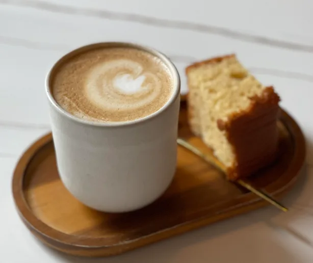 Vaso alto de latte con capas de espresso y leche vaporizada